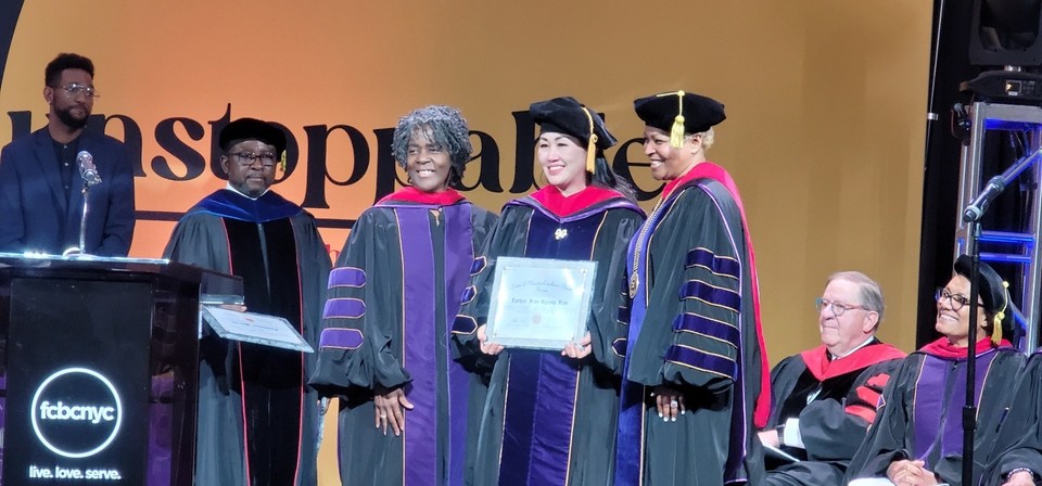 ▴뉴욕신학교 123회 졸업식에서 박사 학위와 논문 우수상을 받은 김수경 목사