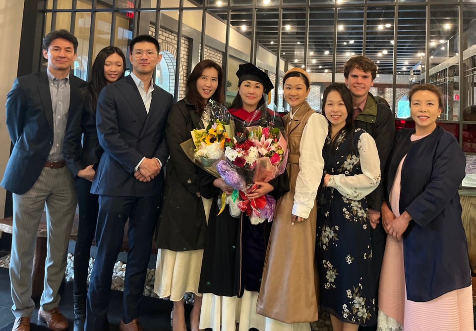 ▴졸업식 후 베이사이드 미주미에 모인 참석자들