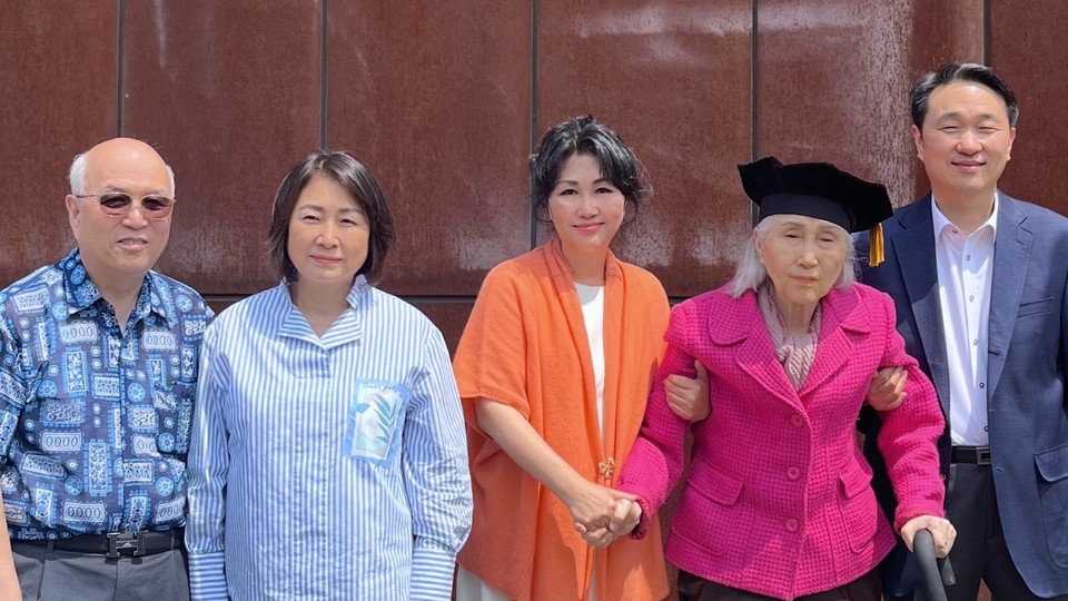 ▴외숙부 내외, 에스더 목사, 어머니(김정신 사모), 남동생(김용일 목사. 하남 새빛교회 담임)