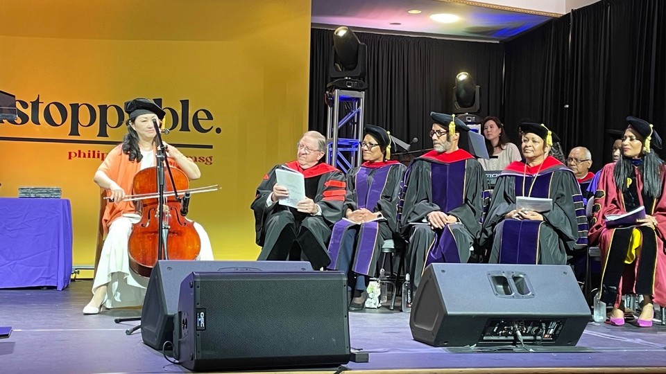 ▴아픈 팔로 Cello 연주를 하는 김수경 목사