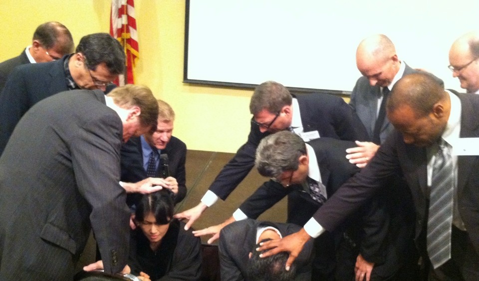 ▴ECA 총회에서 목사 안수 기도를 받는 김수경 목사 부부