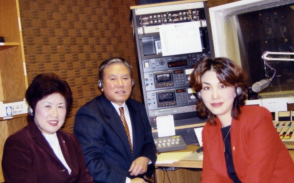 ▴KCBN 아나운서 시절(오른쪽)