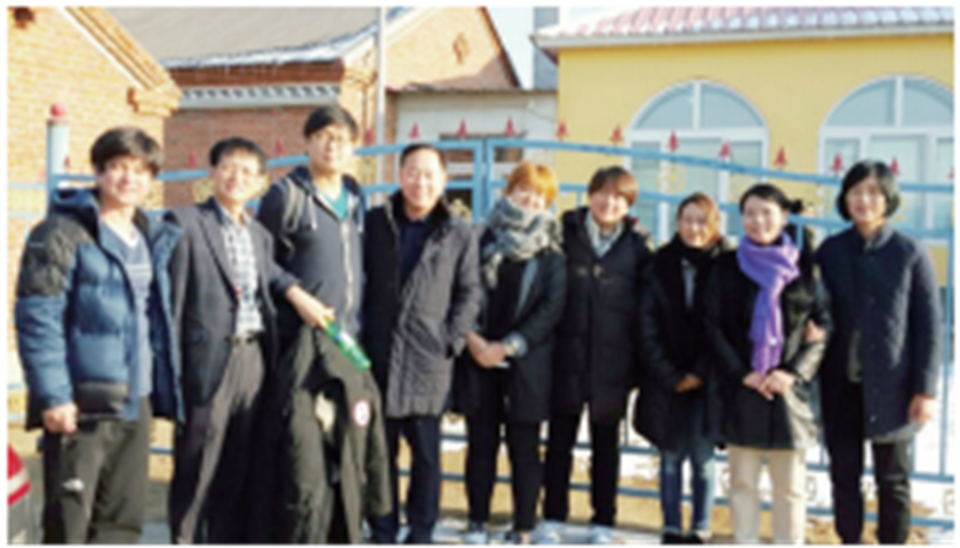 왼쪽 네 번째가 최원영 목사, 오른쪽 끝이 김경자 목사, 그 옆이 최복이 본죽 대표