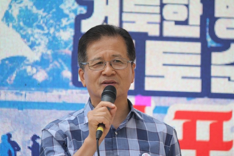 거룩한방페제 국토순례 수원선포식에서 발언하는 최광희 목사