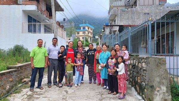 이웃사촌들과 이별의 정을 나눕니다.