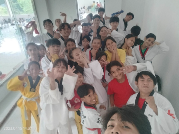 태권도 수련 후 학생들의 즐거운 모습