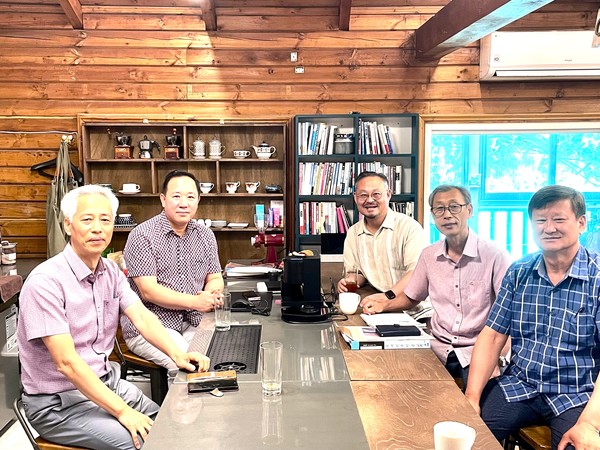 좌-이명재목사(실로암교회), 최원영목사(본헤럴드대표, 본푸른교회),오영섭목사(유학생선교회),박성규목사(국내네팔이주민사역, 예숭선교센터), 장영석목사(이주민선교)