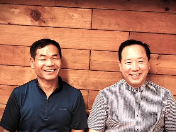 본푸른교회 카페에서_박중호선교사(좌), 최원영목사(우, 본헤럴드대표)