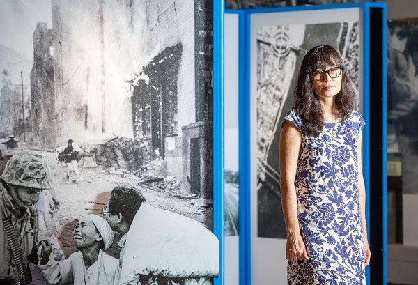 조선일보_사회학자 그레이스 조는 6·25전쟁, 가족 상실, 미군 기지촌, 혼혈아 출산, 미국 이민 등 한국 현대사의 질곡을 겪은 어머니 군자(1941~2008)를 연구 대상으로 삼았다. 서울역사박물관에서 만난 그녀는 “엄마는 숱한 고통을 겪었지만 삶을 포기하지 않고 나아갔다”며 “내게는 영웅이었다”고 했다. /장은주 영상미디어 기자