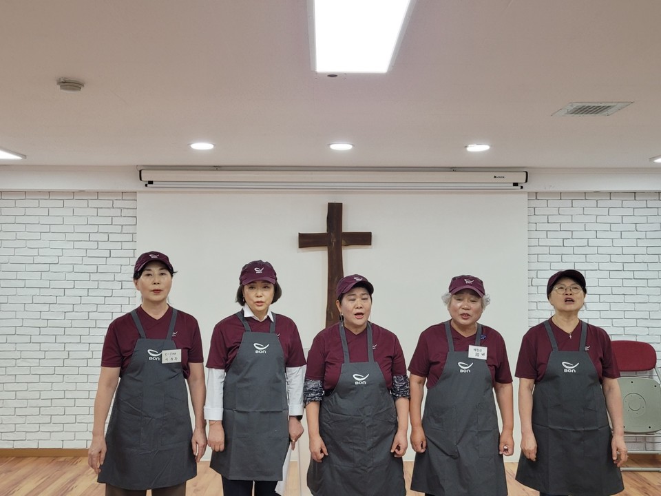 특송을 하는 K-FOOD 선교전문인 1기 선교사님들