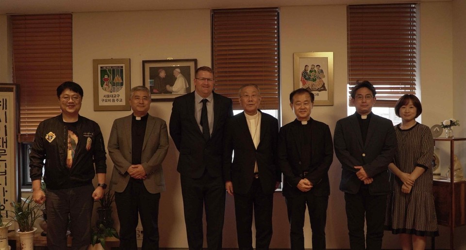 왼쪽에서 세 번째, ‘생명을 위한 40일 기도’ 국제 디렉터 로버트, 가운데 천주교 구요비 주교, 오른쪽 첫 번째 개신교 대표 서윤화목사