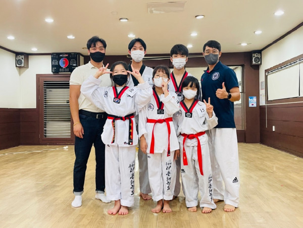 황영찬 목사(윗줄 오른쪽 첫번째).