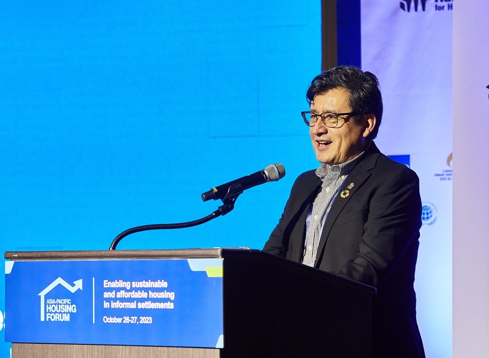 10월 26일 목요일 이비스 앰배서더 호텔 수원에서 열린 제9회 아시아 태평양 주거 포럼에서루이스 노다(Luis Noda) 부사장 국제 해비타트의 아시아 태평양이 발표하고 있다.