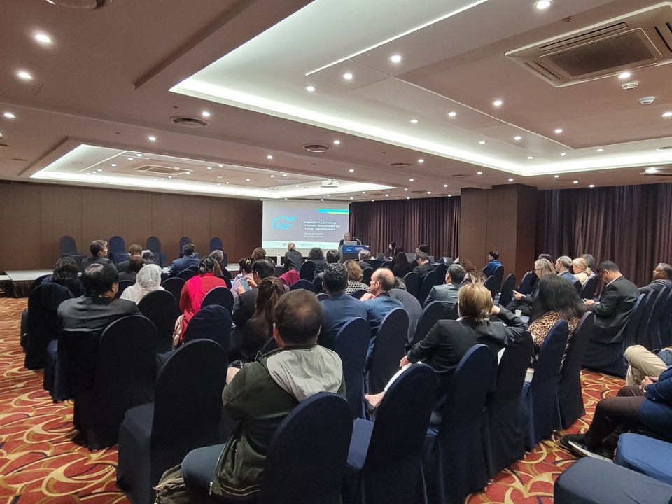 첫날 진행된 4개의 주제별 트랙에 참가한 관계자들 