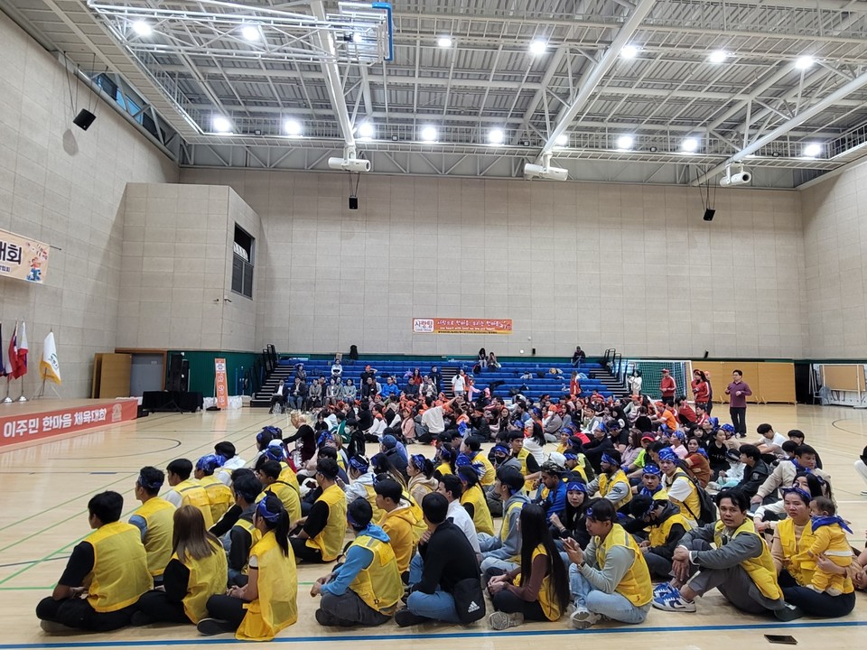 지난 11월 5일(주일) 경기도 광주시 문화스포츠센터에서 열린 “제 5회 광주시 이주민 한마을 체육대회‘ 이 행사는 광주외국인주민지원단체협의회가 주최하고 (사)한국다문화희망협회와 이랜드가 협찬했으며, 약 300여명의 이주민들과 지역교회, 이주민센터가 함께 했다.