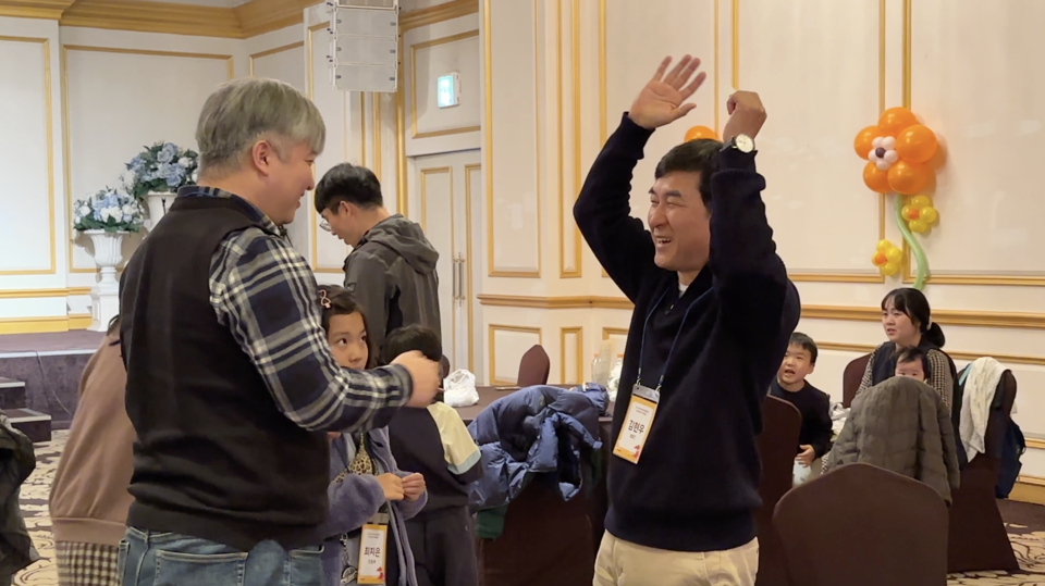 ​​​​​​(캠프 프로그램 - 아이스브레이킹에 참여하고 있는 사역자들 