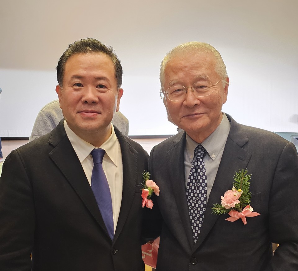 왼쪽 곽성훈 대표, 오른쪽 손명원 회장(전 현대 미포조선소ㆍ쌍용자동차대표)