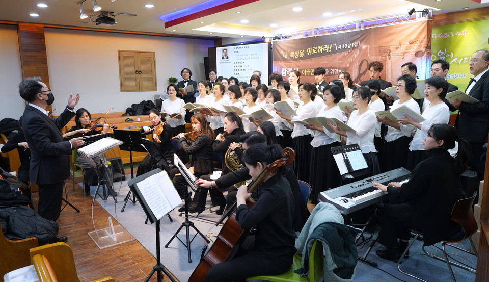 이날 월드밀알 선교합창단 이정창 지휘자와 단원들은 열정적인 찬양과 연주로 섬겼다.