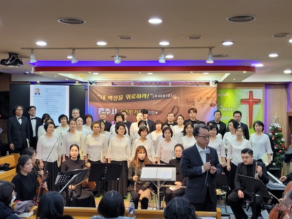 이정창 장로(월드밀알 선교합창단 지휘자)가 월드밀알 선교합창단을 소개했다.