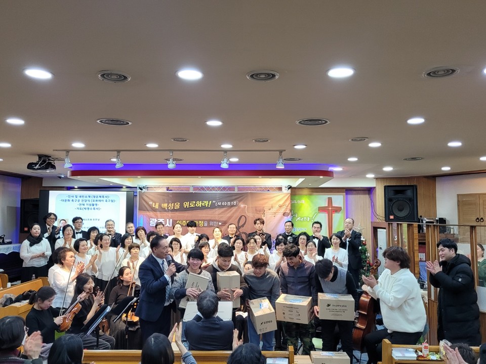 캄보디아 이주민 노동자로 구성된 꼬뿌레이 (코뿔소) 축구단에 축구공이 전달됐다.