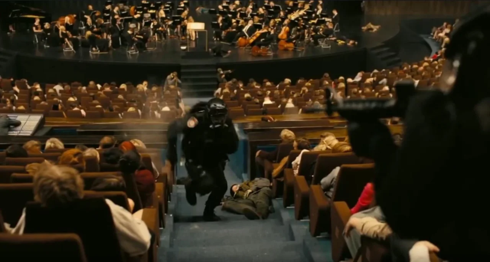 영화 테넷의 한 장면 (2002년 모스크바 극장에 테러범들을 진압하면서 신속대응팀이 방사한 펜타닐 가스로 140명의 인질이 죽은 사건이 모티브가 됐다.)