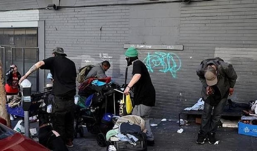 펜타닐에 중독된 사람들. ‘좀비 마약’으로 불리는 펜타닐의 부작용으로 몸이 굳어진 채 서 있다.