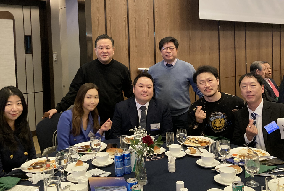 소망교도소 홍보대사 연예인들과 함께 한 곽성훈 한마총 대표(뒷줄 왼쪽)