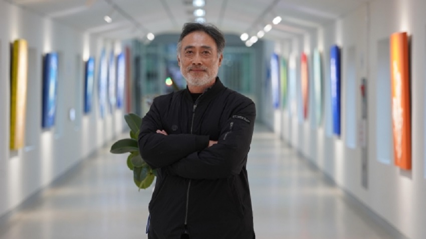 소망교도소 수용동 복도 갤러리에서 정충일 작가, ⓒ여주 소망교도소