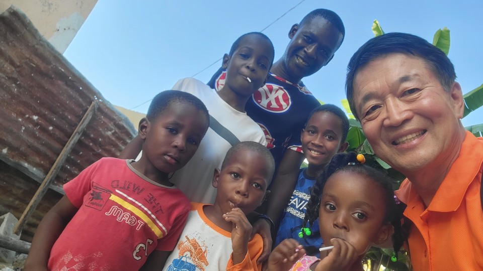 정준모 목사와 도미니카 선교지 어린이들