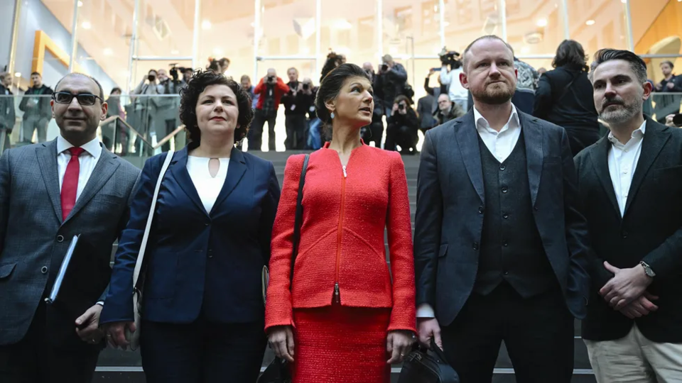 사진출처 :https://www.zeit.de/politik/deutschland 가운데가 사라 바겐크네히트