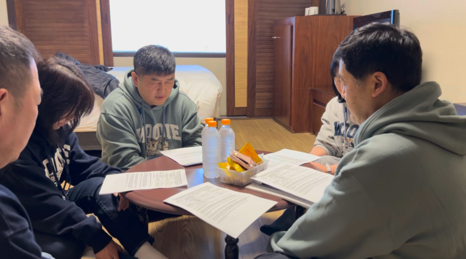 러시아 현지인 사역자들과 함께하는 디브리핑 사진(가운데 배드미트리목사)