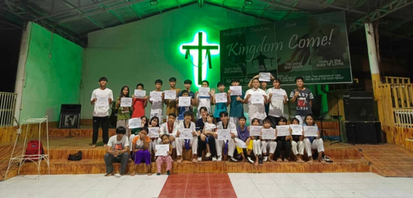 승급심사 후 단체 사진을 찍고 있다./사진제공=오준섭 선교사