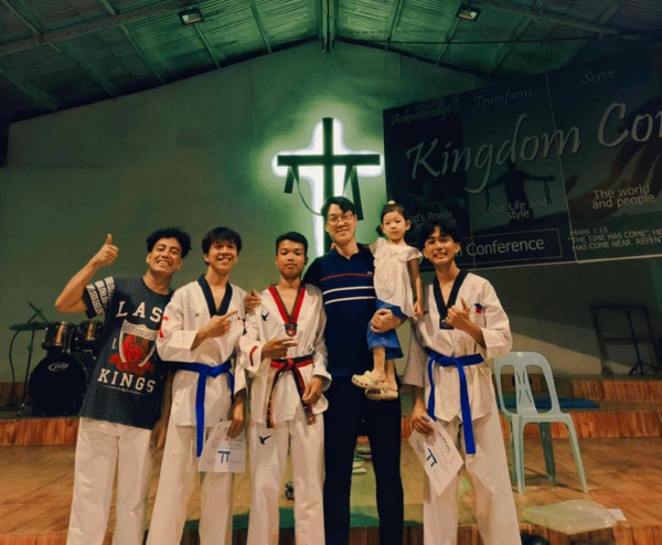 오준섭 선교사와 딸(예봄), 조나단 사범, 부사범들과 함께 심사 후 사진을 찍고 있다./사진제공=오준섭 선교사.