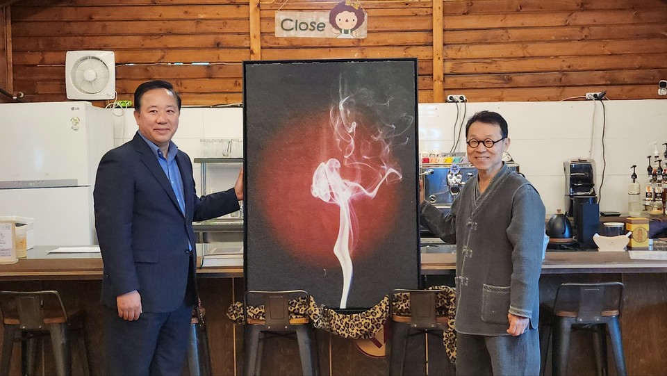 하늘을 향해(일명 찬양) 작품을 본헤럴드에 기증하다