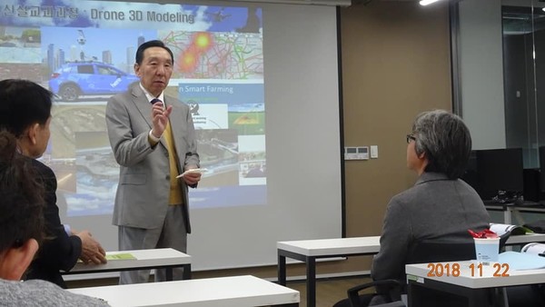 2018년 11월 22일, 건국대에서의 드론 3D 모델링 신설 과정 설명회 모습. 우측 등진 인물이 스마트운행체공학과 김상호 교수다.