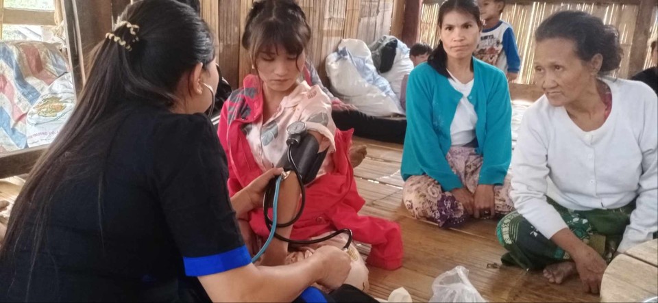 미얀마 산족 의료 선교 현장, 전기가 없어 혈압기는 수동을 사용한다.