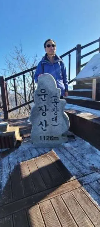 운장산 정상에 선 필자