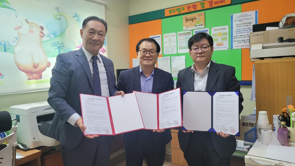 왼쪽부터 장윤제 외주협 부회장, 박홍규 광주시중앙푸드뱅크 총괄국장, 이현성 회장 광주시 외주협 대표