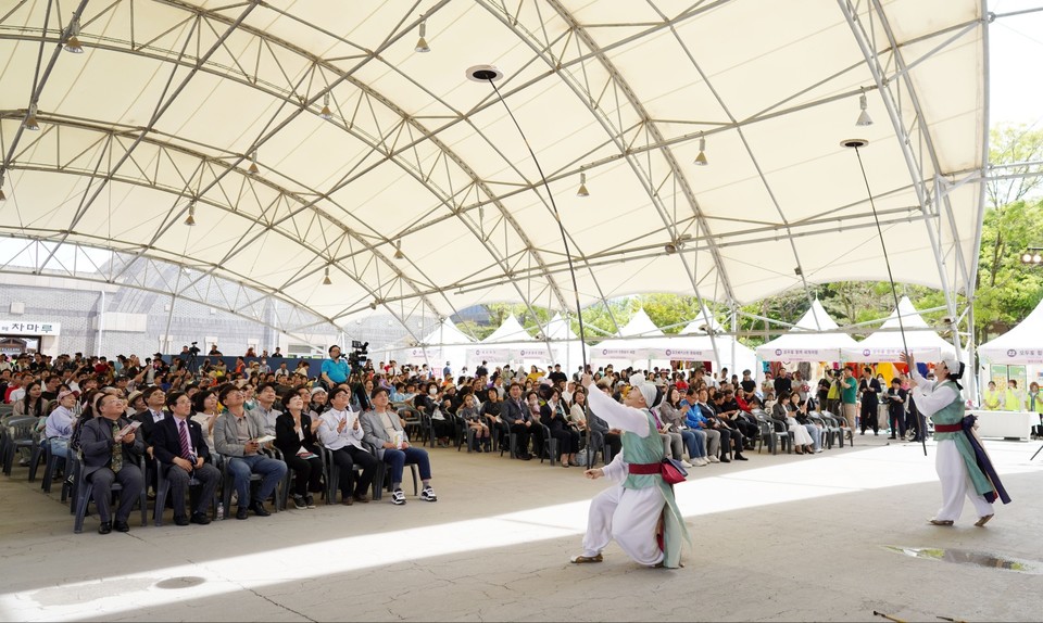 광주시립광지원농악단의 길놀이 공연