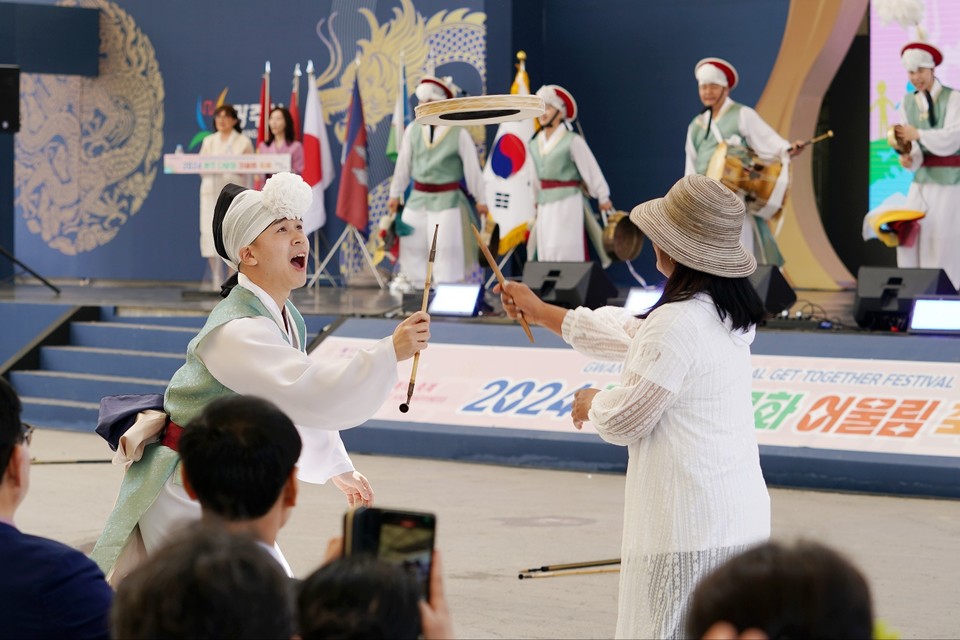 광주시립광지원농악단의 길놀이 공연