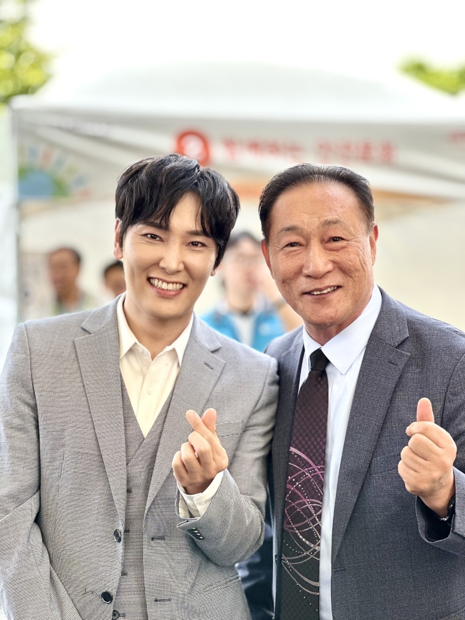 가수 황기동 씨와 (사)한국다문화희망협회 대표 장윤제 목사