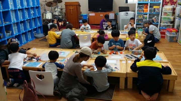 무료로 개방된 레고 블럭놀이는 학부모와 아이들의 인기를 끌었다