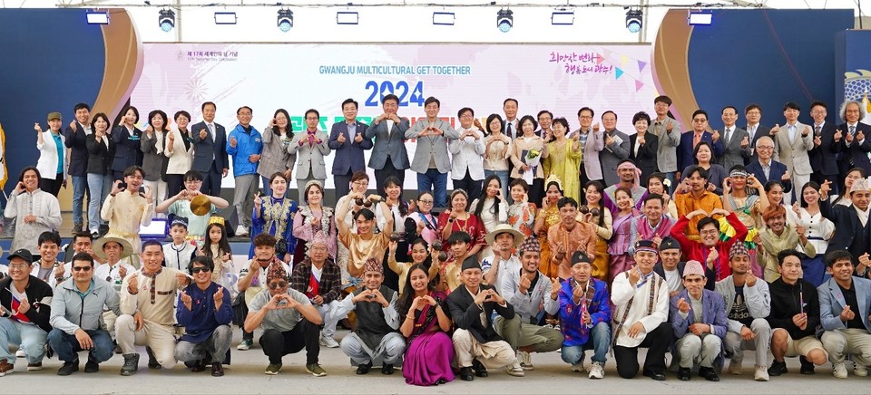 광주시 다문화어울림축제의 중심에 있는 한국다문화희망협회