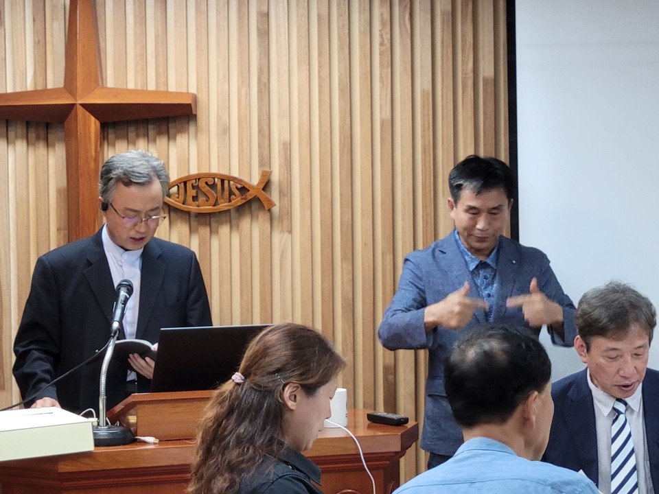 이날 행사에 강상구 목사(성동교회)가 수어로 도왔다.