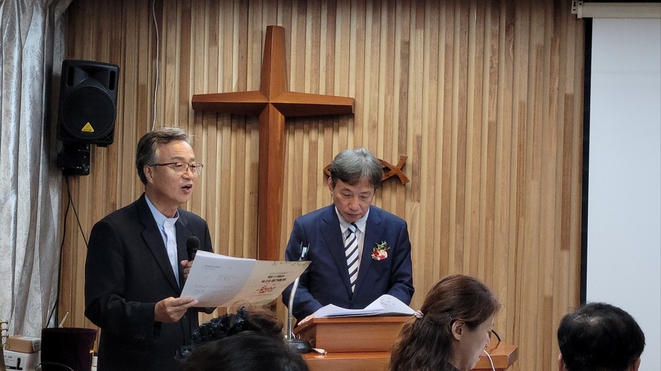 총회를 진행하고 있는 양순철 이사장과 임승훈 대표