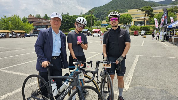 무주 그라폰도 라이딩 참가자를 응원 및 후원하는 이홍기 대표
