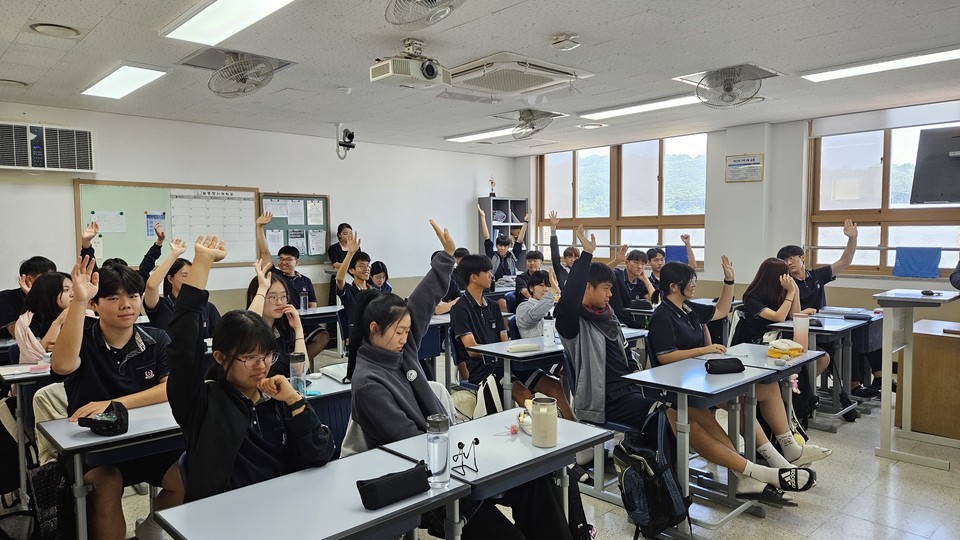 덕신고에서 학교 생활이 행복하다고 말하는 아이들