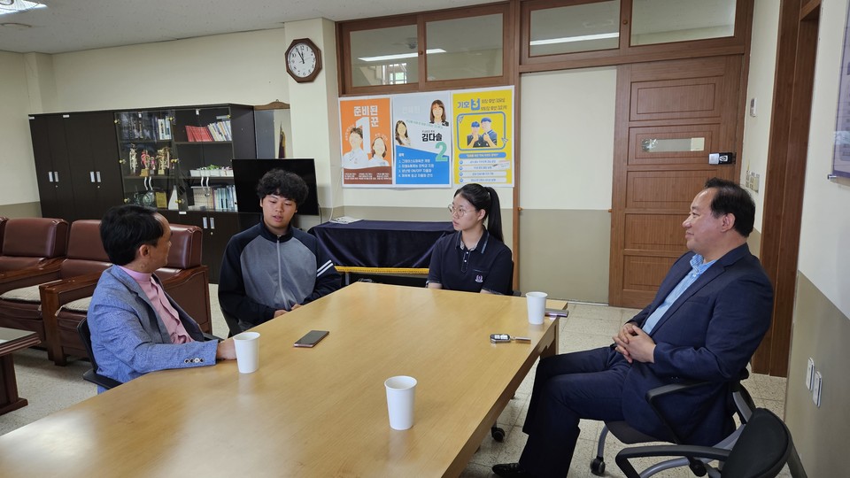 가운데 남학생 박강이소, 여학생 이윤서