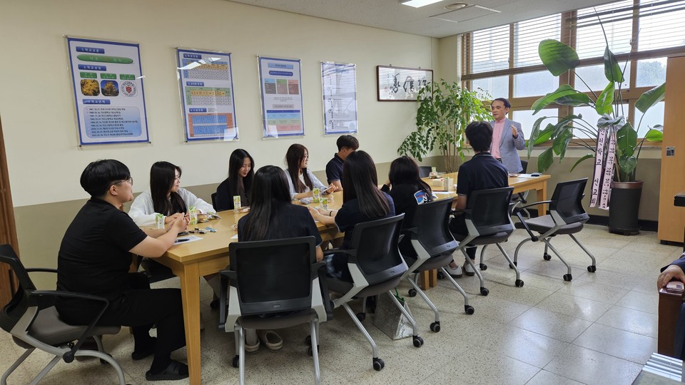 점심 식사를 마치고 자발적으로 진행되는 기도 모임