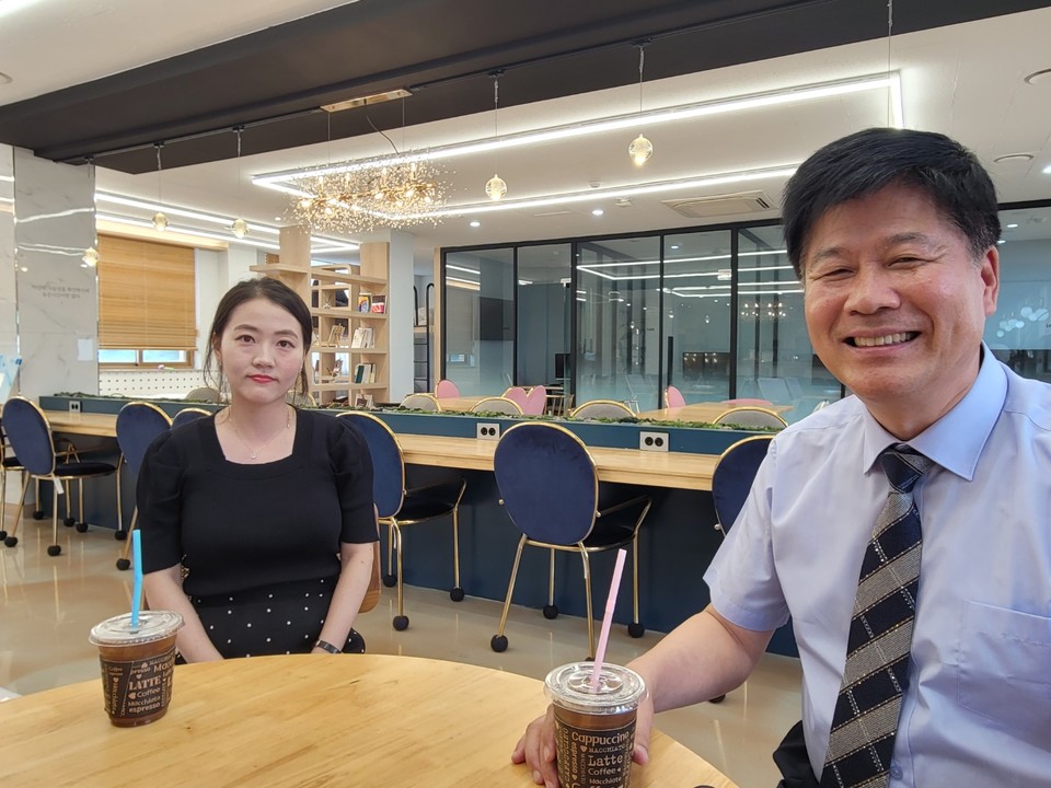 한소진 교사(국어)와 박상익 교장